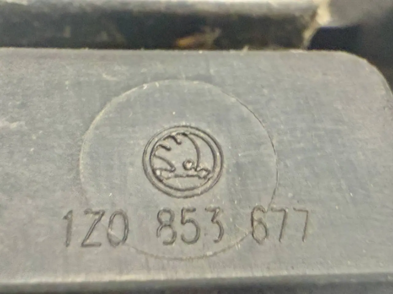 Lüftungsgitter, Stoßstangengitter vorn Mitte für SKODA Octavia 1Z 1Z0853677