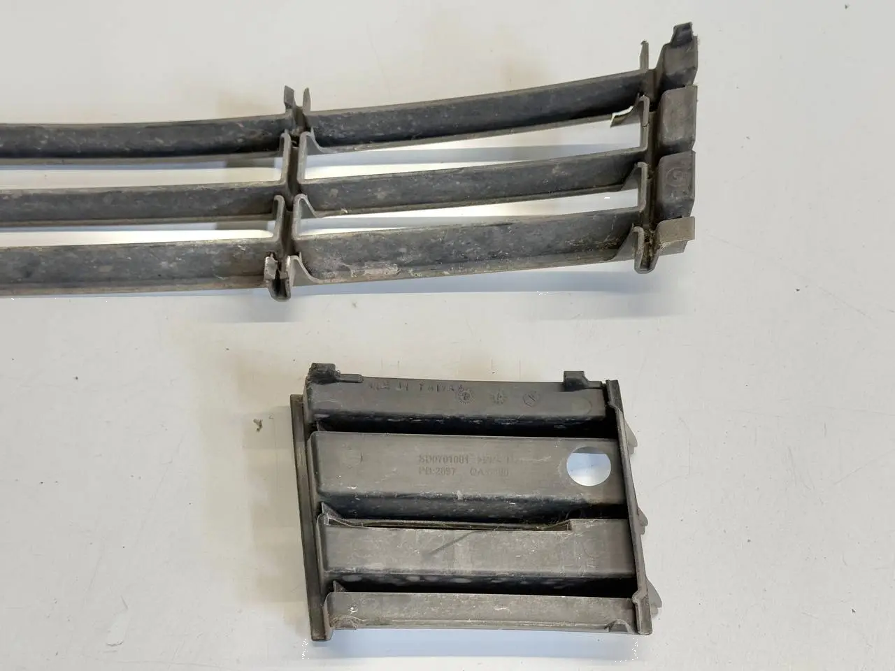 Lüftungsgitter, Stoßstangengitter vorn Mitte für SKODA Octavia 1Z 1Z0853677