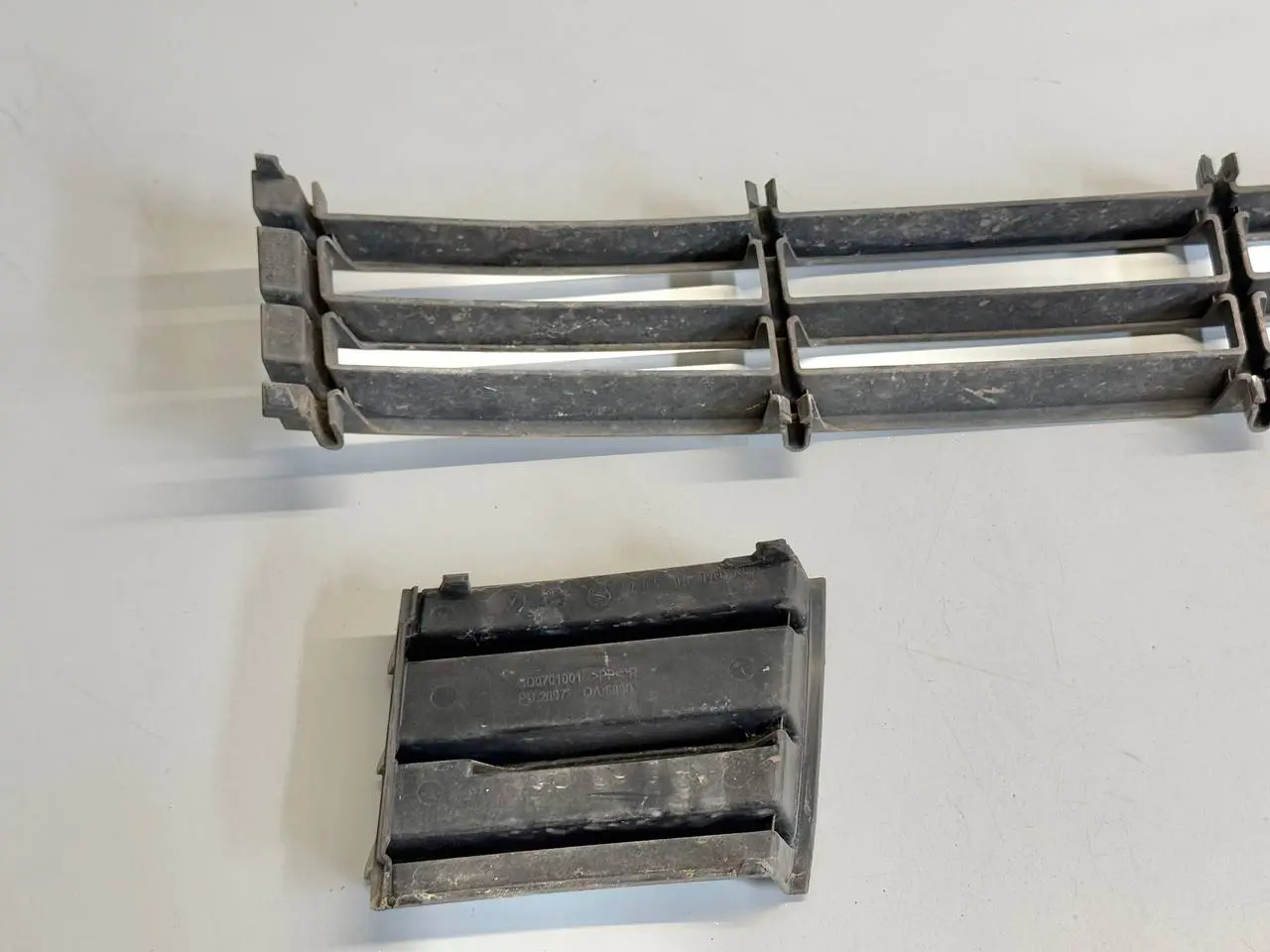Lüftungsgitter, Stoßstangengitter vorn Mitte für SKODA Octavia 1Z 1Z0853677