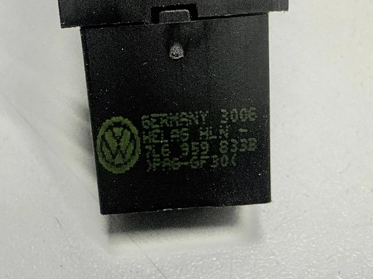 Schalter Entriegelung Tankklappe Tankdeckelöffner VW Golf5 1K1 1.4L 7L6959833B