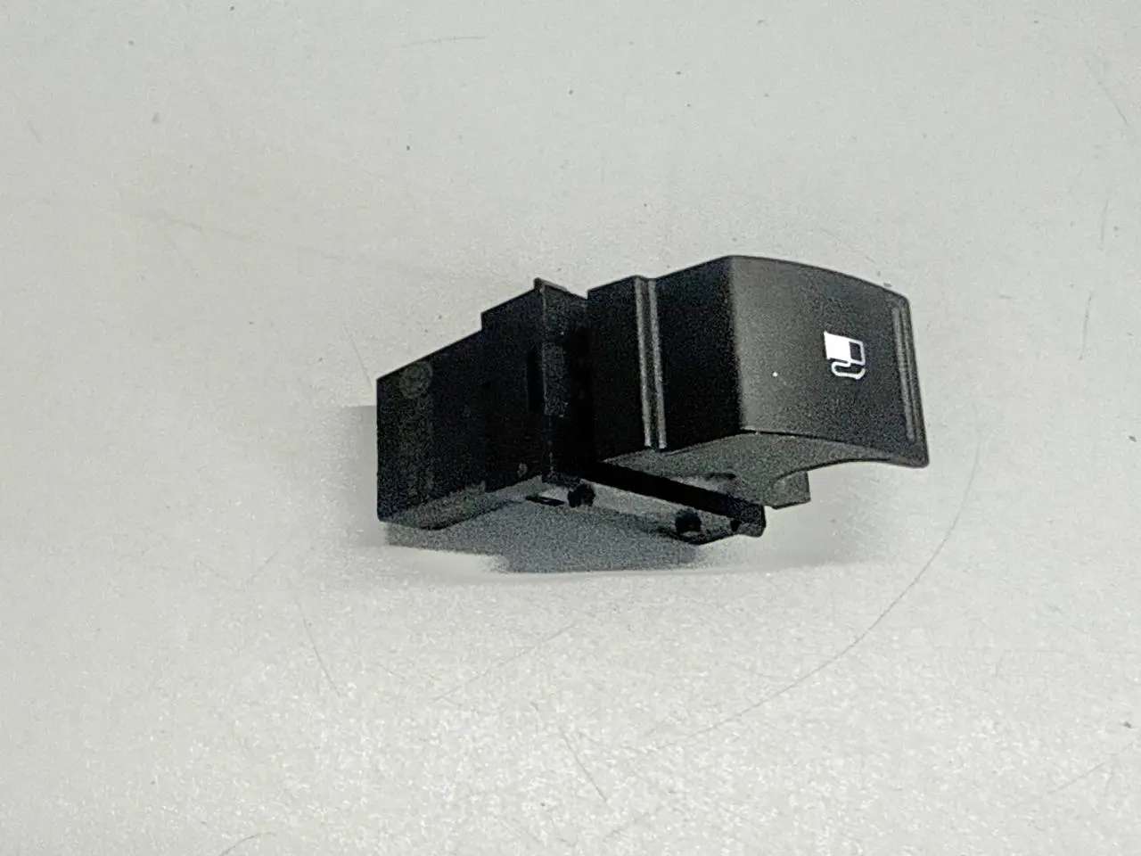 Schalter Entriegelung Tankklappe Tankdeckelöffner VW Golf5 1K1 1.4L 7L6959833B