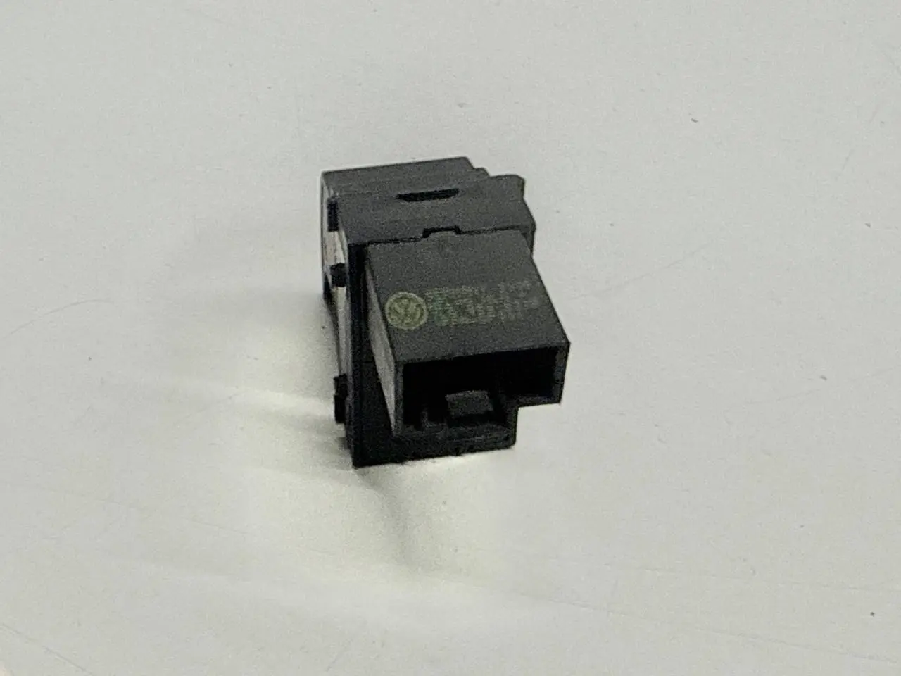 Schalter Entriegelung Tankklappe Tankdeckelöffner VW Golf5 1K1 1.4L 7L6959833B