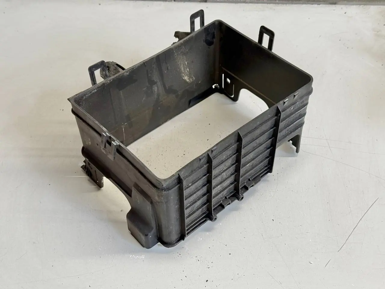 Batteriehalter Batteriekasten Batteriefach VW Polo 9N1 1,2L 2002 6Q0915419G
