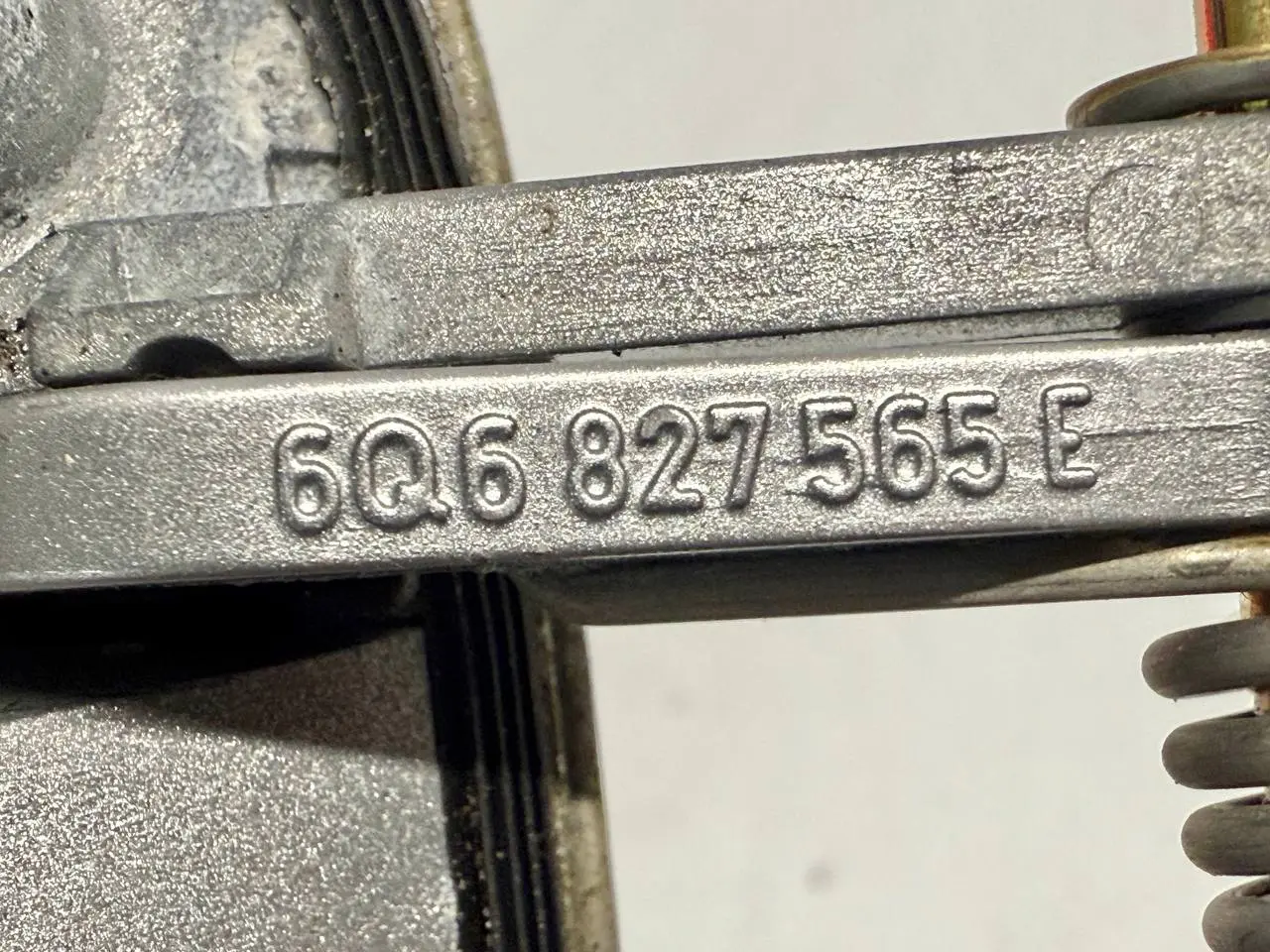 Heckklappengriff / Kofferraumgriff / Polo 9N1 VW Polo 9N1 1,2L 2002 6Q6827565E