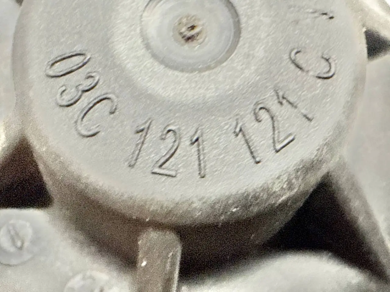 Thermostatgehäuse Kühlgebläsehaube VW Golf Plus 2005 5M1 1,6 FSI 03C121121C