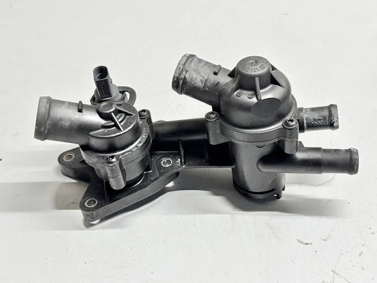 Thermostatgehäuse Kühlgebläsehaube VW Golf Plus 2005 5M1 1,6 FSI 03C121121C