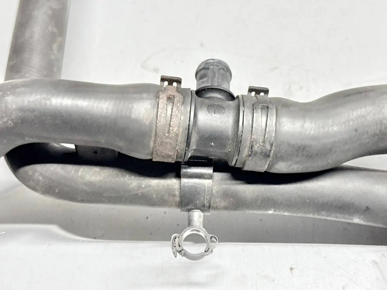Kühlmittelschlauch Kühlwasserschlauch VW Golf Plus 2005 5M1 1,6 FSI 1K0121049R
