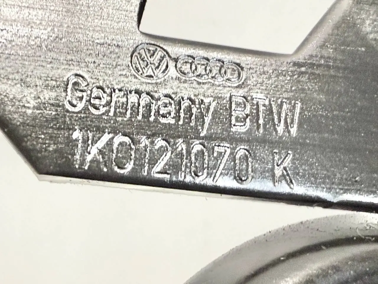 Kühlwasserschlauch Kühlrohr VW Touran 1.6 FSI 1T1 2003 1K0121070K