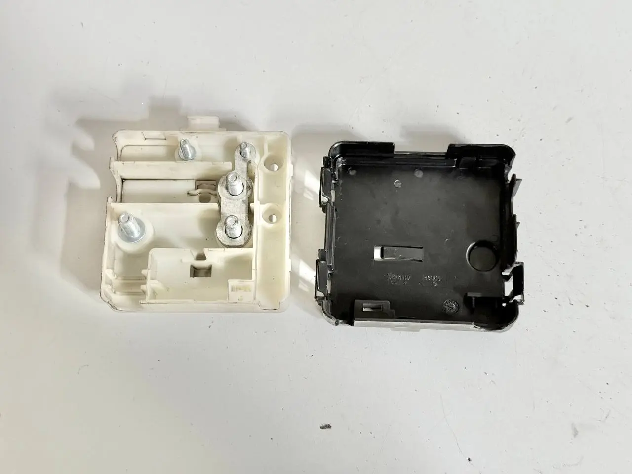 Abdeckung Batteriestützpunkt B+ BMW 320D E46 3FL Touring 2004 8387547