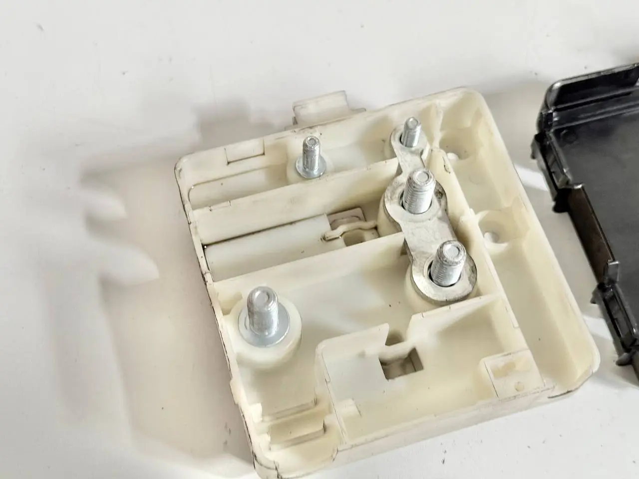 Abdeckung Batteriestützpunkt B+ BMW 320D E46 3FL Touring 2004 8387547