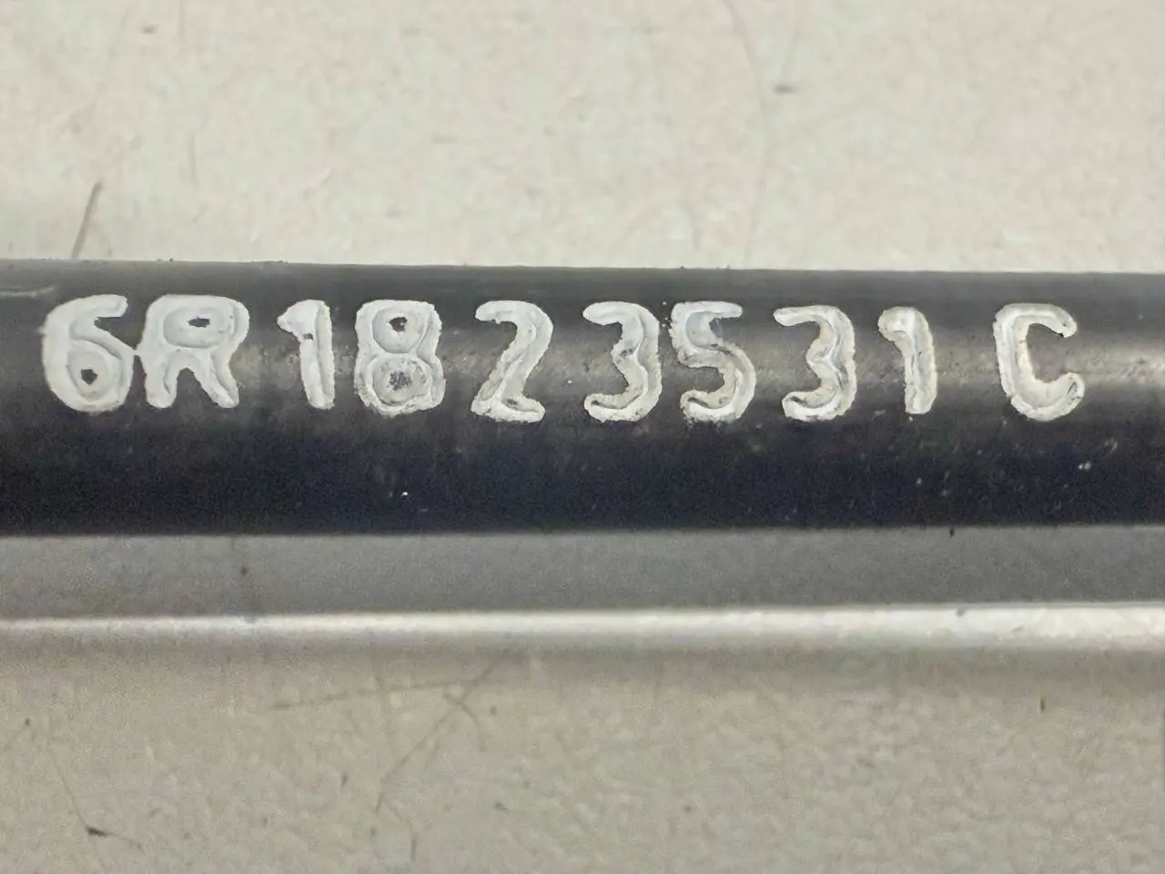 Verschluss Deckel Abdeckung Klappe Polo V VW Polo V 6R 1,2 TSI 2010 6R1823531C