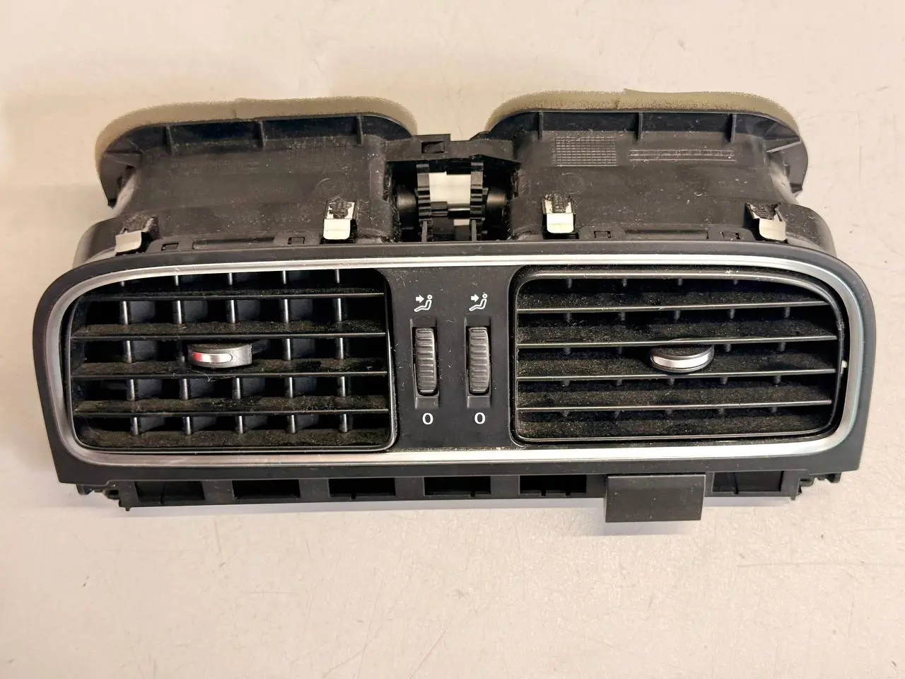Luftdüse Armaturenbrett Mitte V Polo V 6R VW Polo V 6R 1,2 TSI 2010 6R0819728