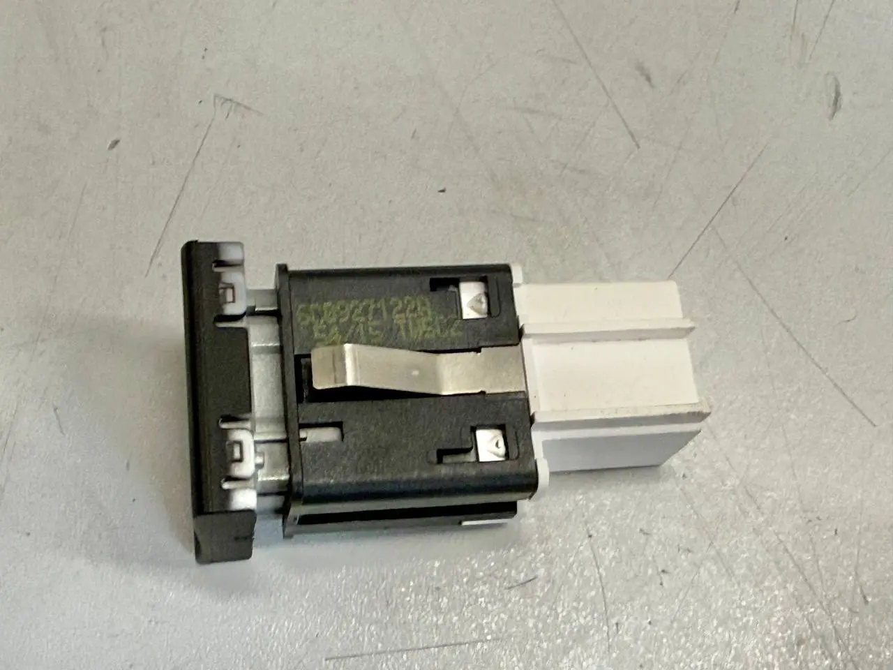 Drucktaster Einparkhilfe Schalter PDC Polo VW Polo V 6C 1,2 TSI 2015 6C0927122A