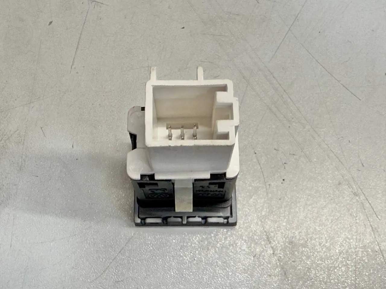 Drucktaster Einparkhilfe Schalter PDC Polo VW Polo V 6C 1,2 TSI 2015 6C0927122A