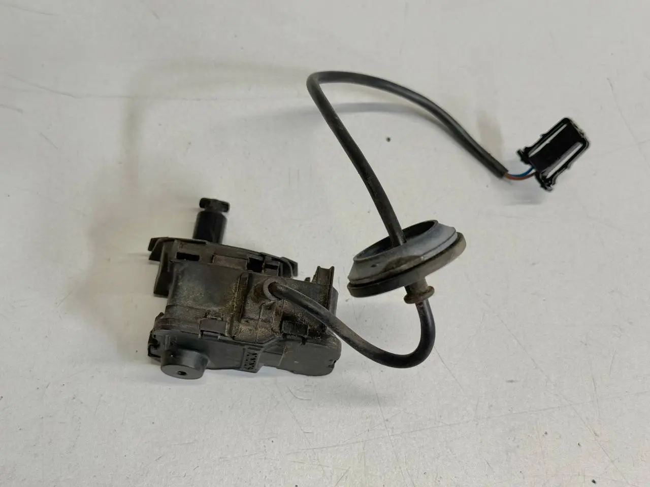 Stellmotor Verriegelung Tankdeckel V Polo VW Polo V 6R 1,2 TSI 2010 6R0810773F