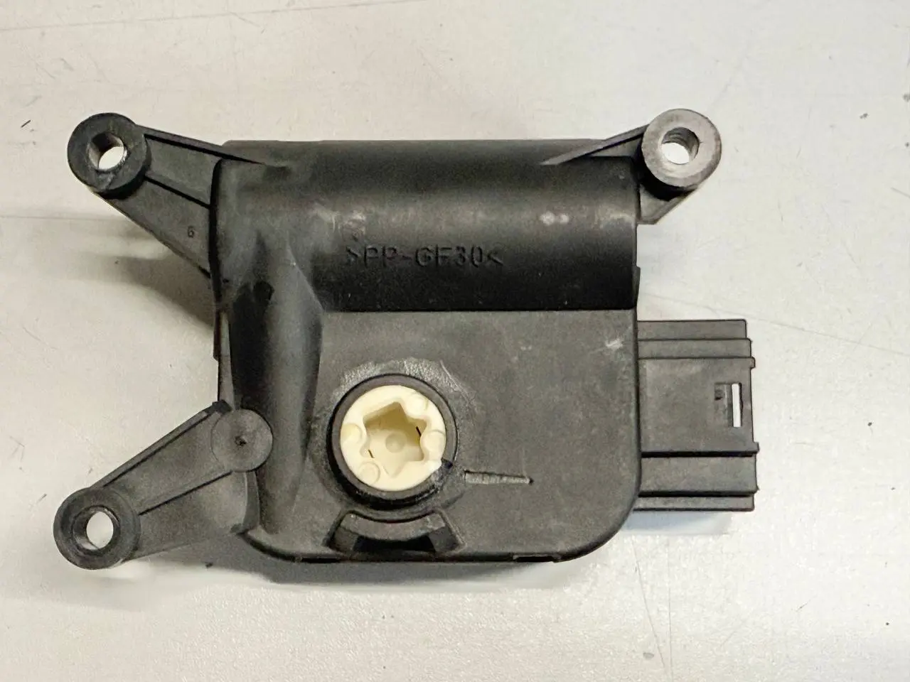 Stellmotor Zentralklappe Heizung / VW Golf Plus 5M 1,4 TSI 2010 3C0907511