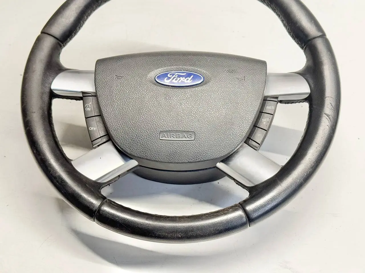 Lenkrad Multifunktionslenkrad Steuerungsknopf FORD Focus MK2 DA3 4M513600C