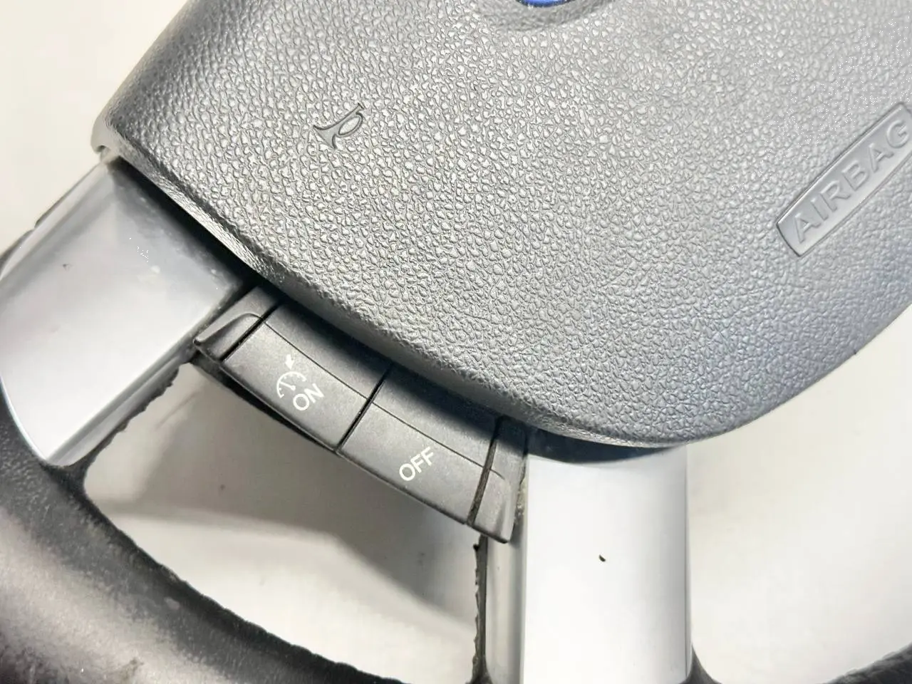 Lenkrad Multifunktionslenkrad Steuerungsknopf FORD Focus MK2 DA3 4M513600C