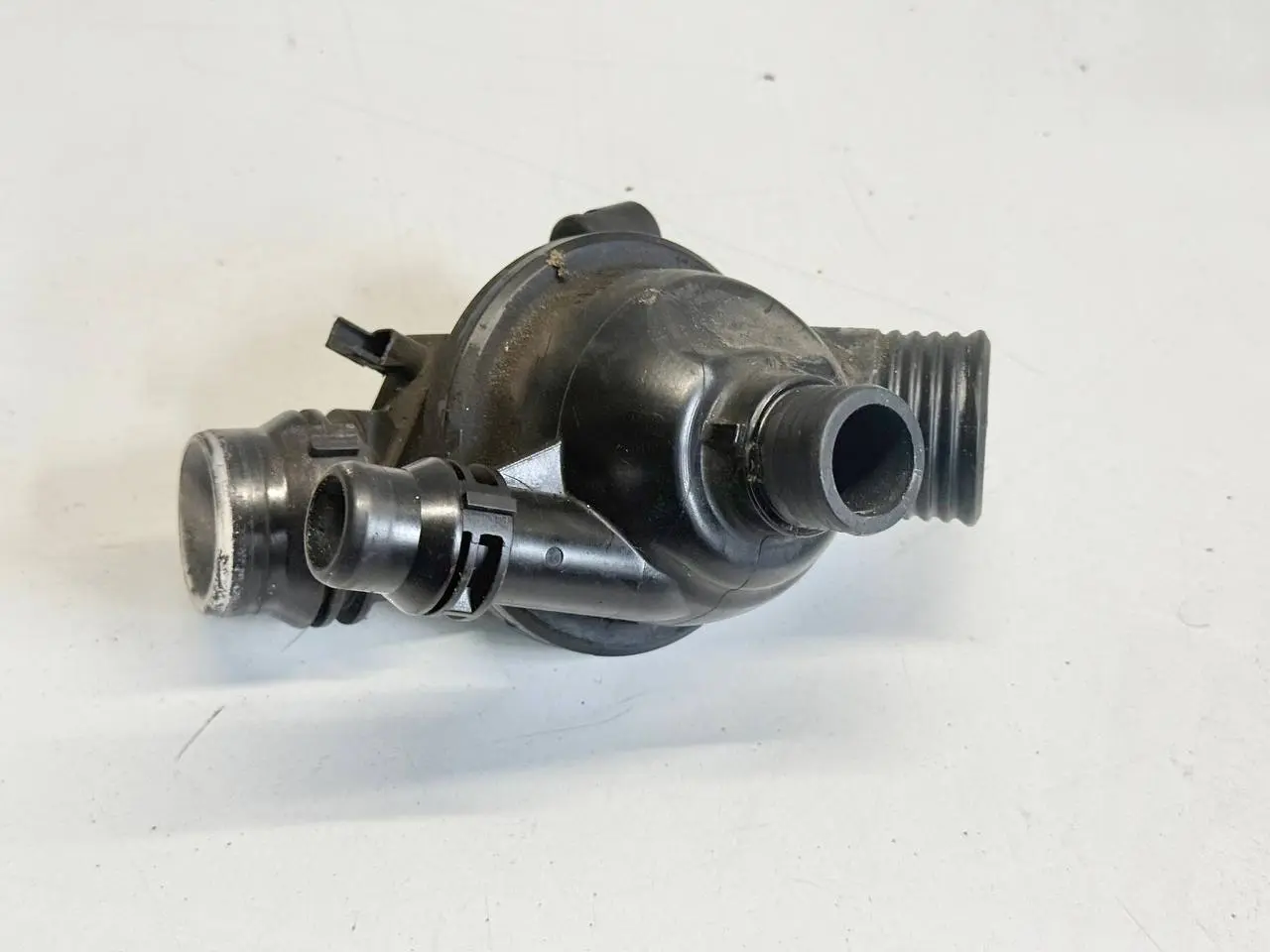 Thermostatgehäuse Kühlmittelregler Wasserleitung BMW 116i E81 E87 2009 7552403