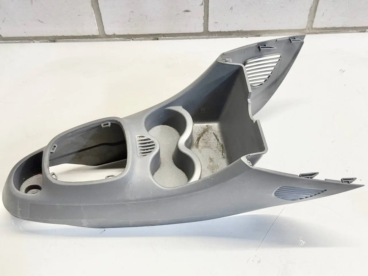 Mittelkonsole Centerkonsole Armaturentafel Peugeot 107 1.0L 2008 588110H010