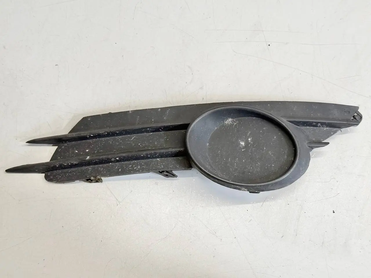 Abdeckung Verkleidung Blende Stoßstange vorne Opel Corsa-D 1.4L 2008 13211480