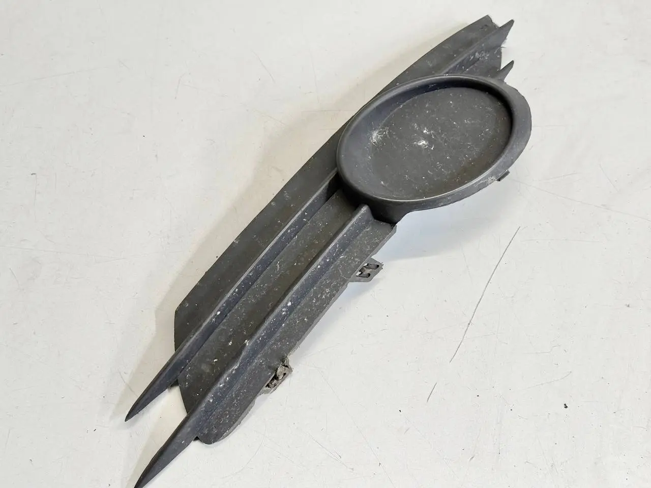 Abdeckung Verkleidung Blende Stoßstange vorne Opel Corsa-D 1.4L 2008 13211480