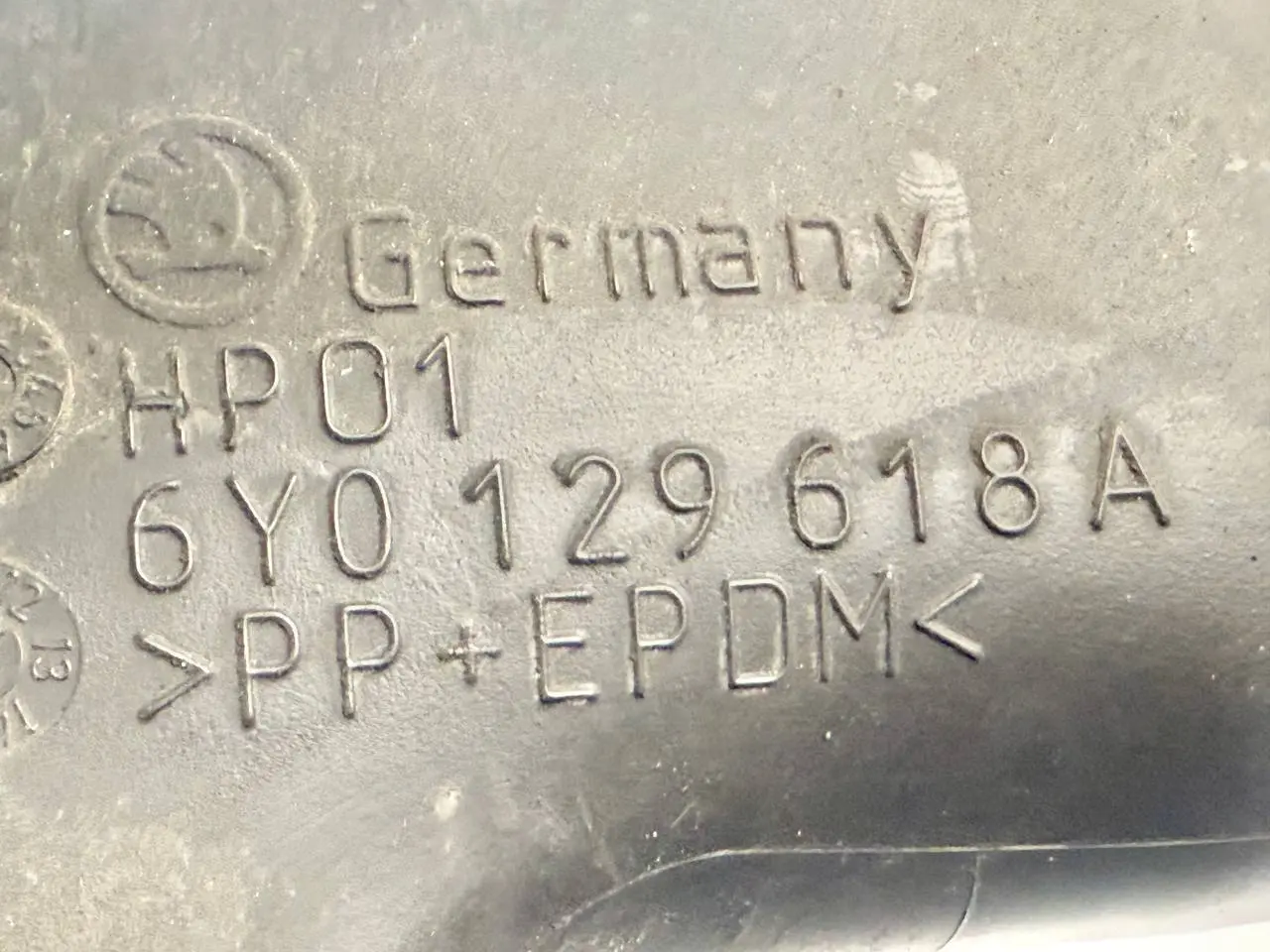 Ansaugrohr Luftführung Ladeluftrohr Fabia 6Y5 VW Polo 9N3 1,2L 2009 6Y0129618A