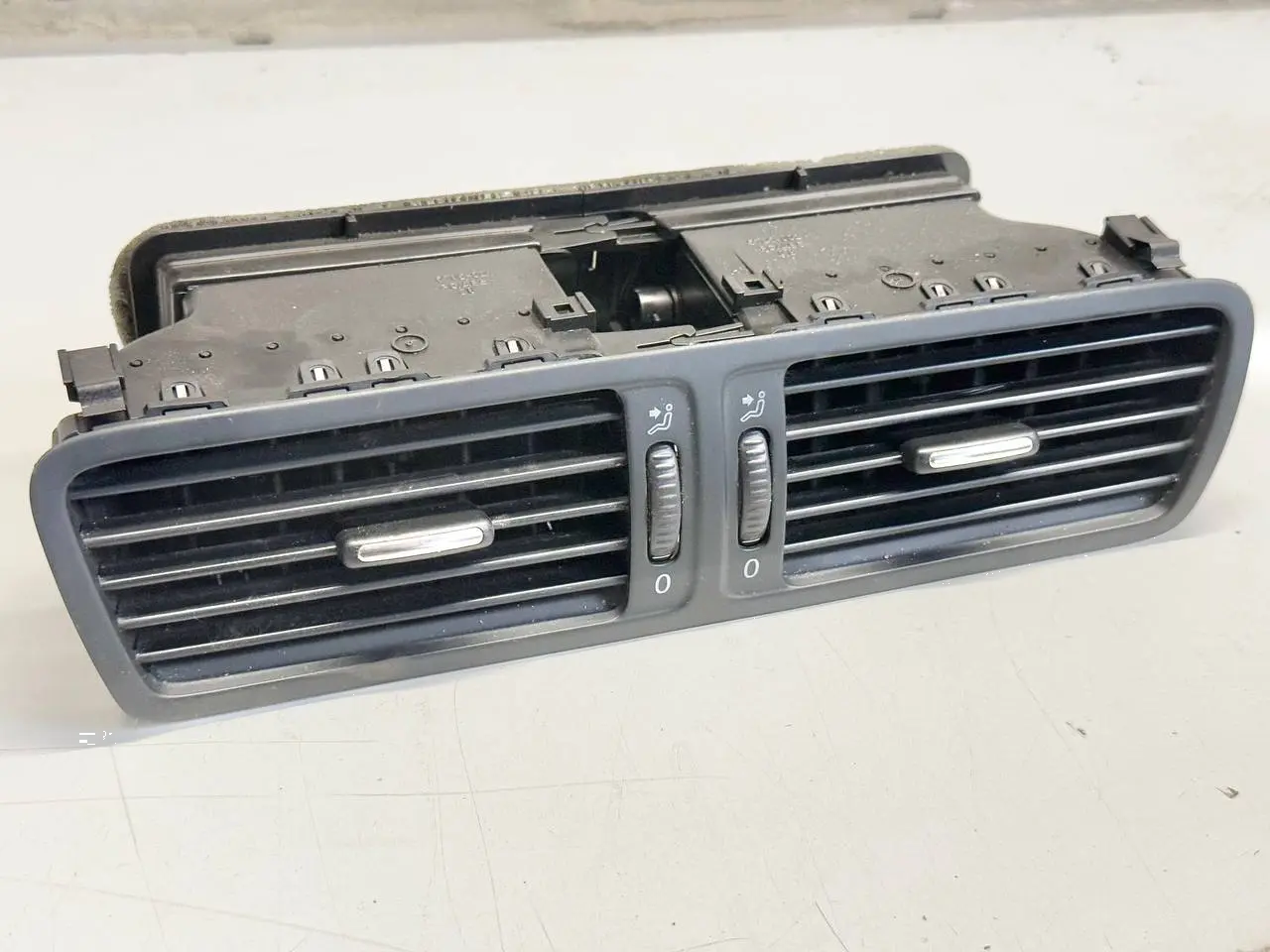 Lüftungsdüse Luftausströmer Mitte vorne VW Passat 3C Limo 1.9L TDI 3C2819728D