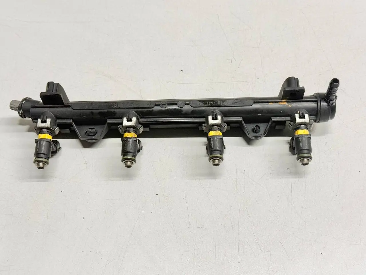 Kraftstoffverteiler SKODA Roomster/Fabia 5J0 1.4 2010 836133319BT