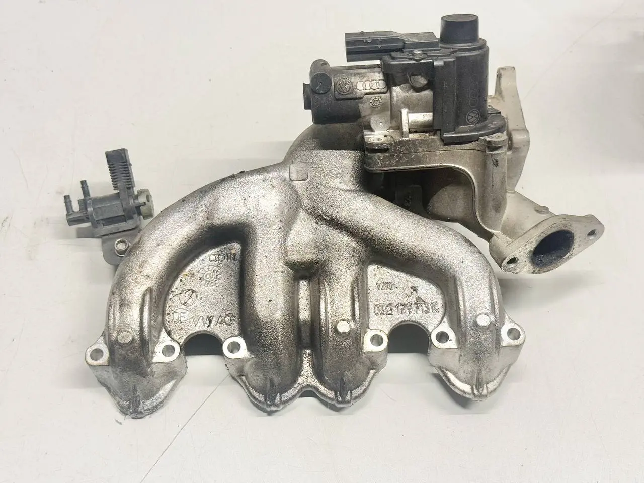 AGR-Ventil Ansaugkrümmer Abgasrückführung VW Passat 3C Limo 1.9L TDI 03G129637A