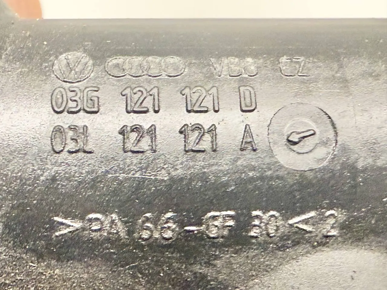 Kühlmittelflansch Thermostatgehäusedeckel VW Passat 3C Limo 1.9L TDI 03G121121D