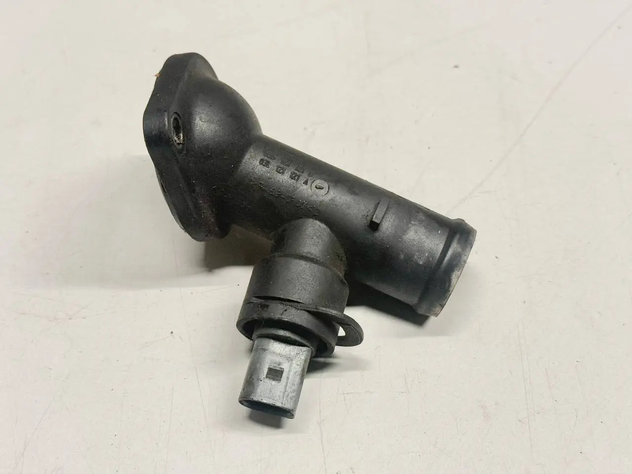 Kühlmittelflansch Thermostatgehäusedeckel VW Passat 3C Limo 1.9L TDI 03G121121D