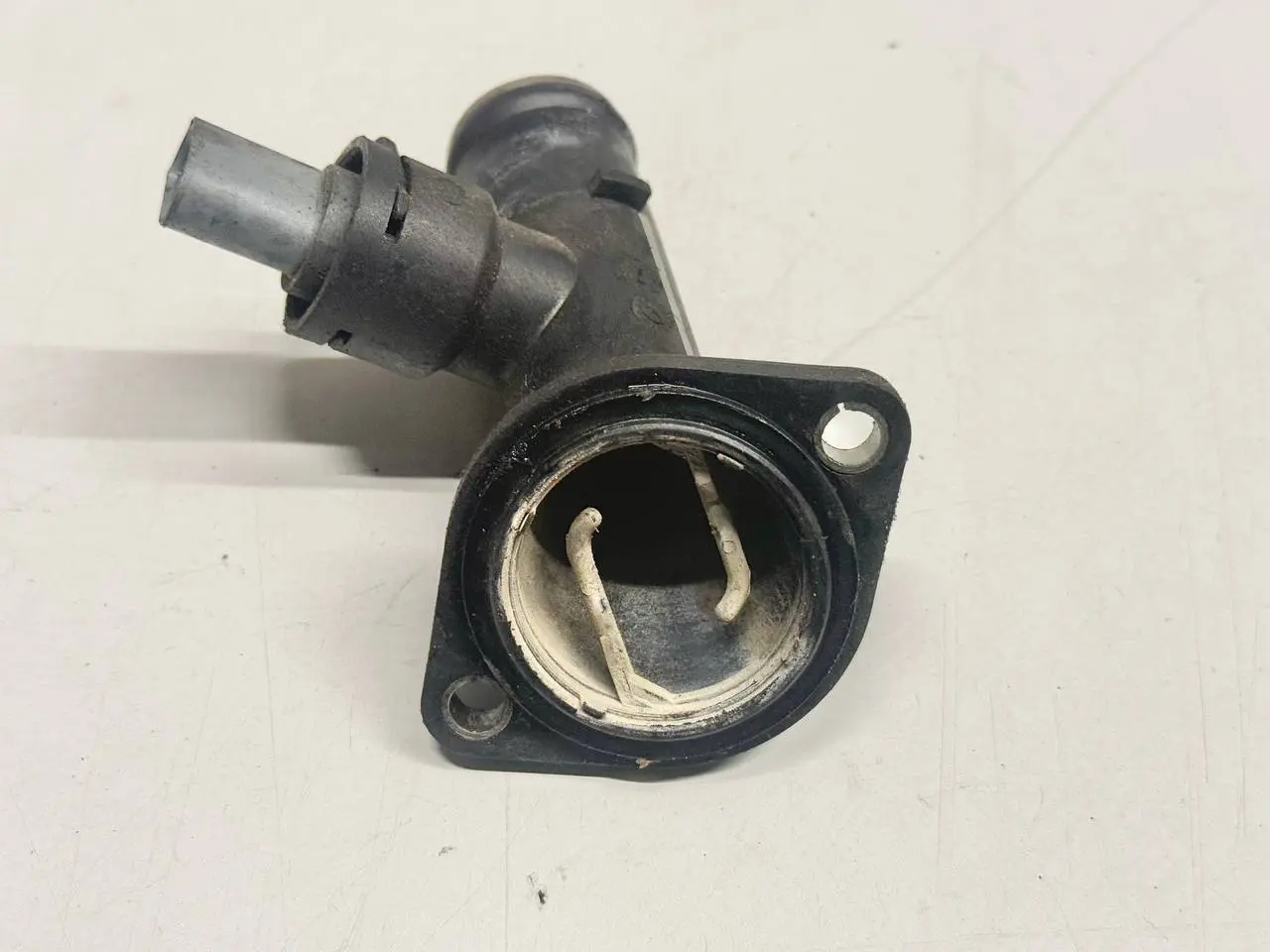 Kühlmittelflansch Thermostatgehäusedeckel VW Passat 3C Limo 1.9L TDI 03G121121D