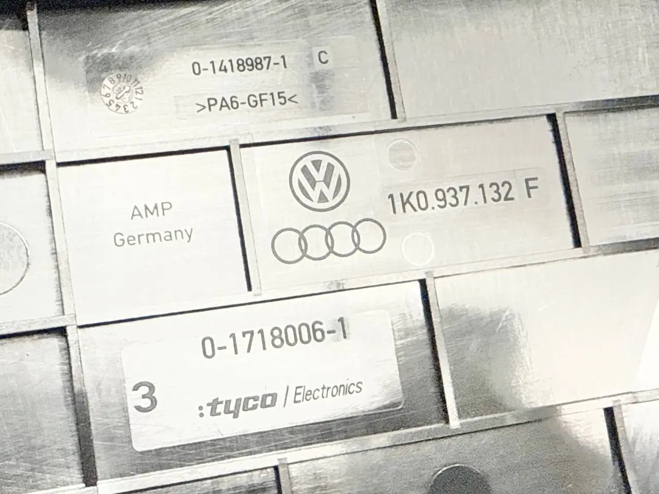 Sicherungskasten Box Relais Motorraum VW Golf V 5 2007 1K1 1.4L TSI 1K0937132F