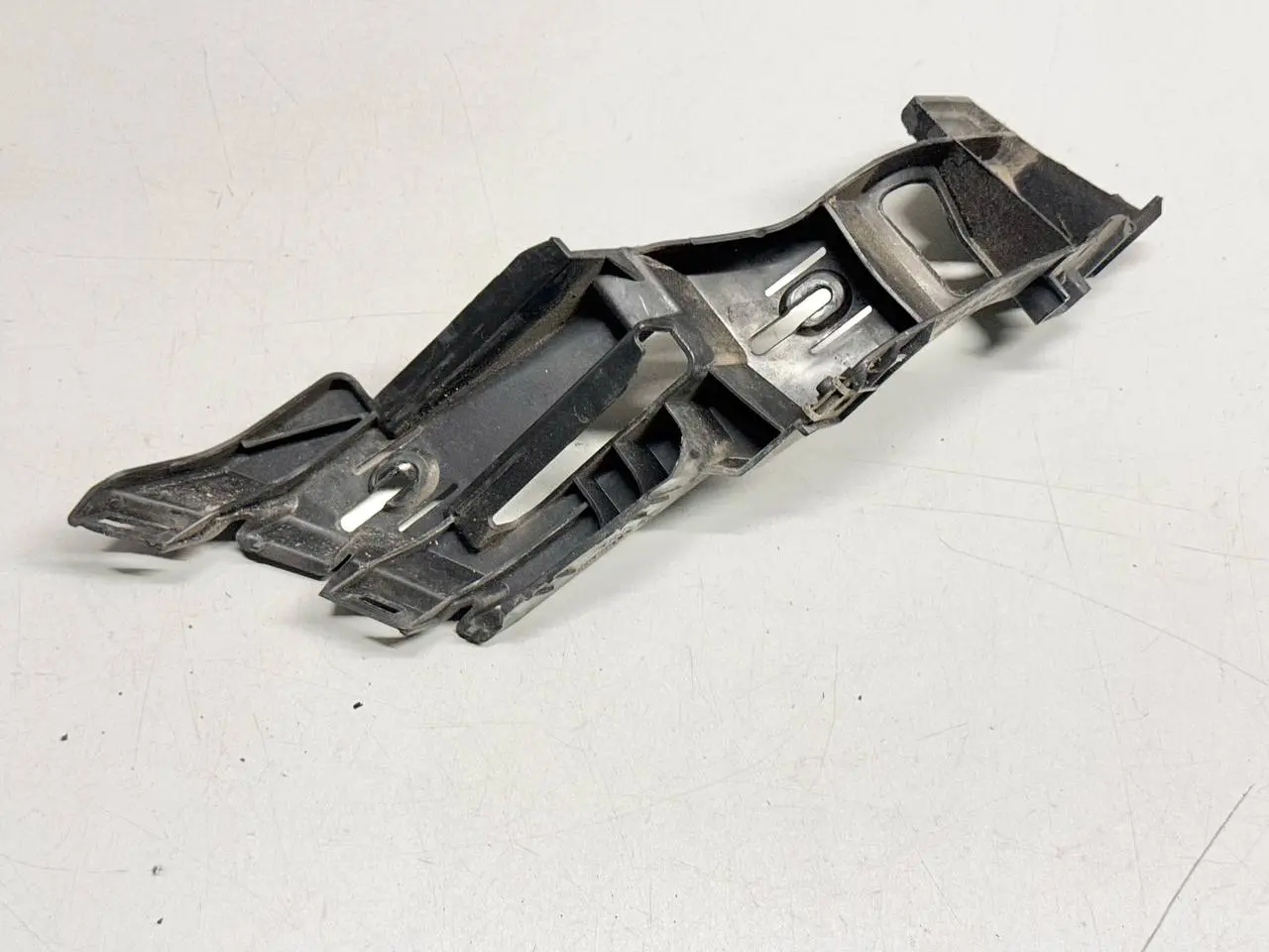 Stoßstangenführung Halterung Golf V 5 VW Golf V 5 2007 1K1 1.4L TSI 1K6807394