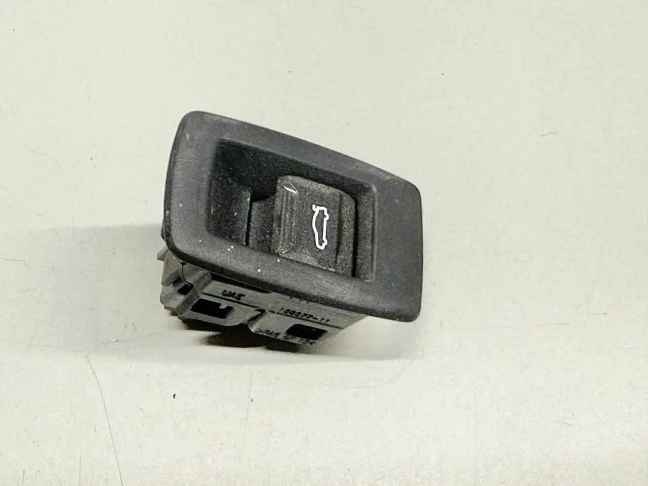 Heckklappen Öffner-Schalter Heckklappe Tauscher BMW 116i E81 E87 2009 5A2BCB602