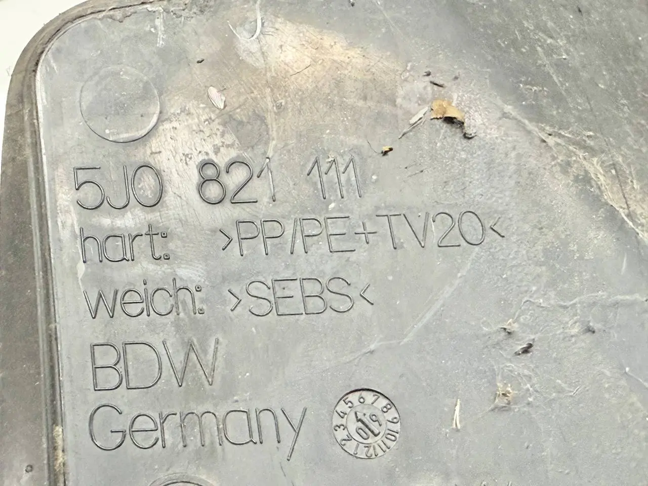 Abdeckung Kotflügelhalter Führung SKODA Roomster/Fabia 5J0 1.4 2010 5J0821111