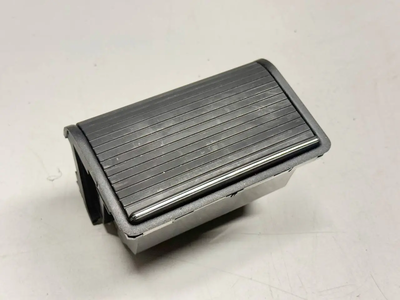 Ablagefach Mittelkonsole Fach hinten 320I BMW 320I E46 AV11 Limo 2004 8225986